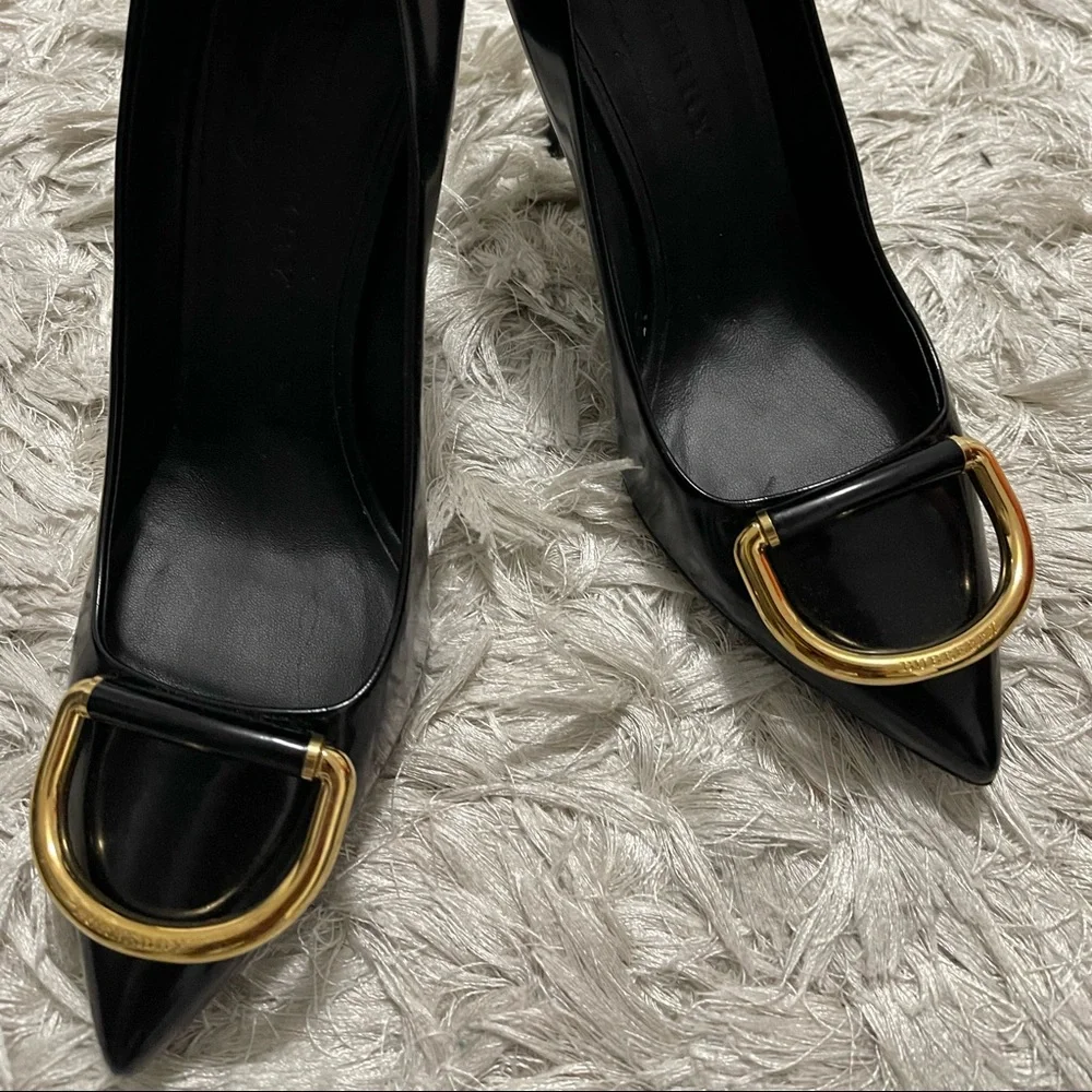 Burberry Flanagan D-Ring Pumps. Made in Italy. Size: US 8 1/2, UK 6, EUR 39 - Picture 3 of 16